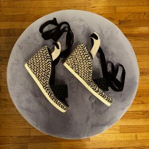 Vince Camuto Black and Cream Espadrille Rope Wedges [US 09]